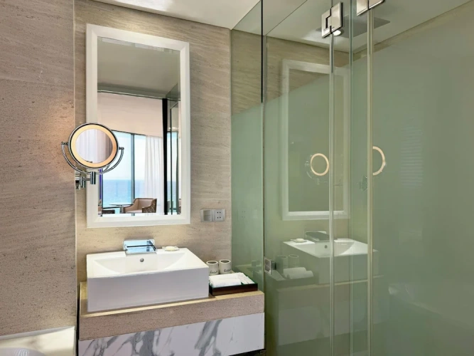 Deluxe Twin room with partial ocean view