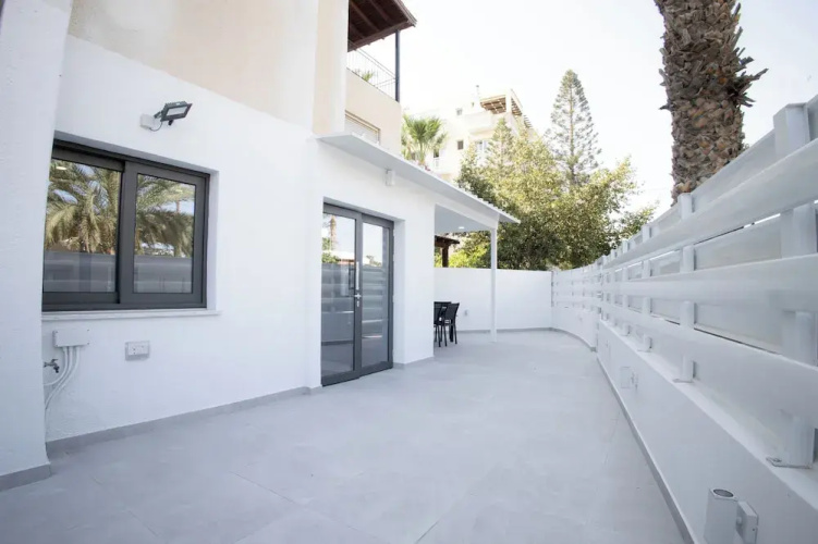 Phaedrus Living Luxury Mackenzie Flat