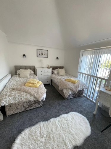 Staysolihull, Large Spacious Corner House,