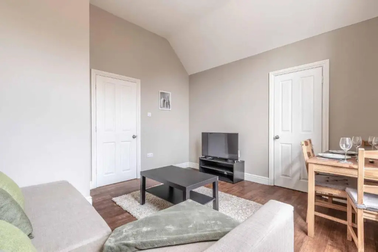 Cosy Central Windsor Apartment & Free Parking!