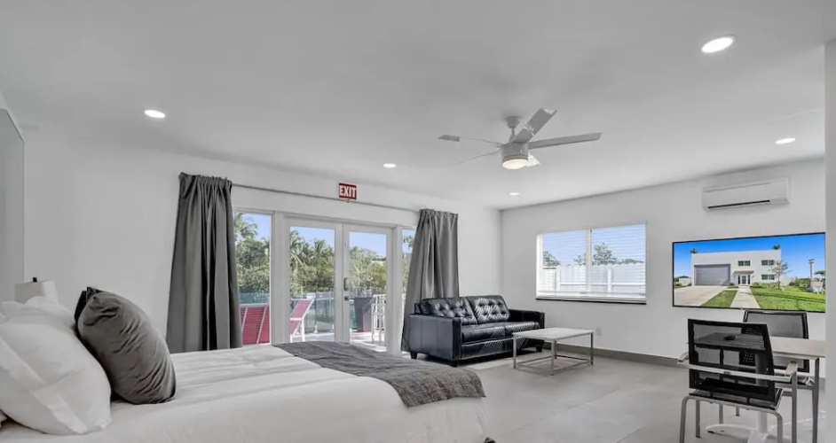 3-storey Home with Beautiful Lake View