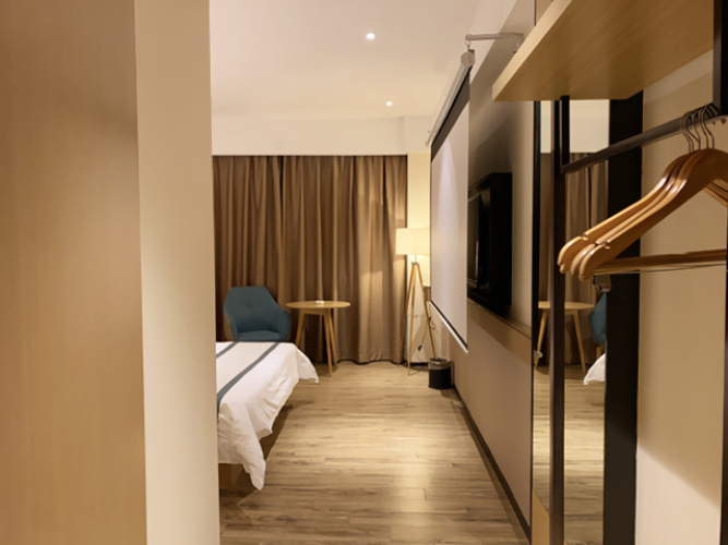 Standard Twin room with street view