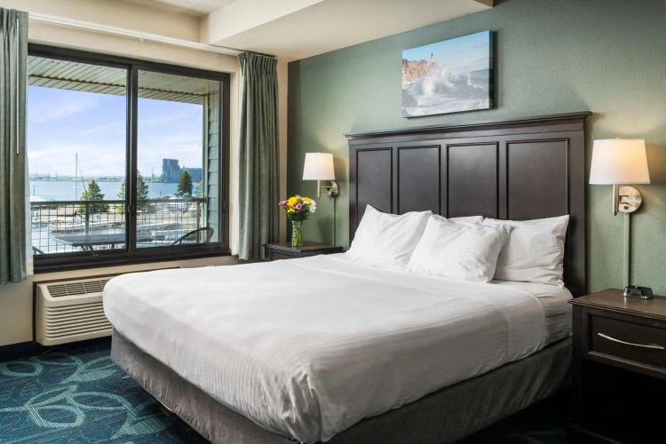 Park Point Marina Inn