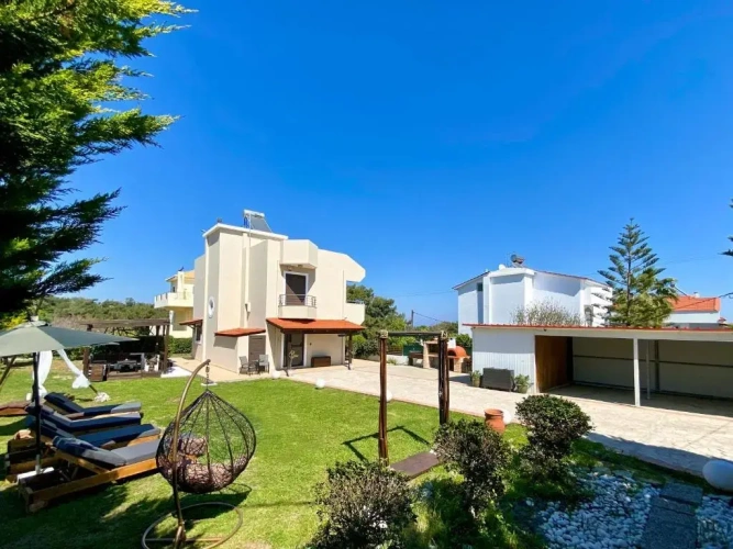 2 Bedrooms Villa
