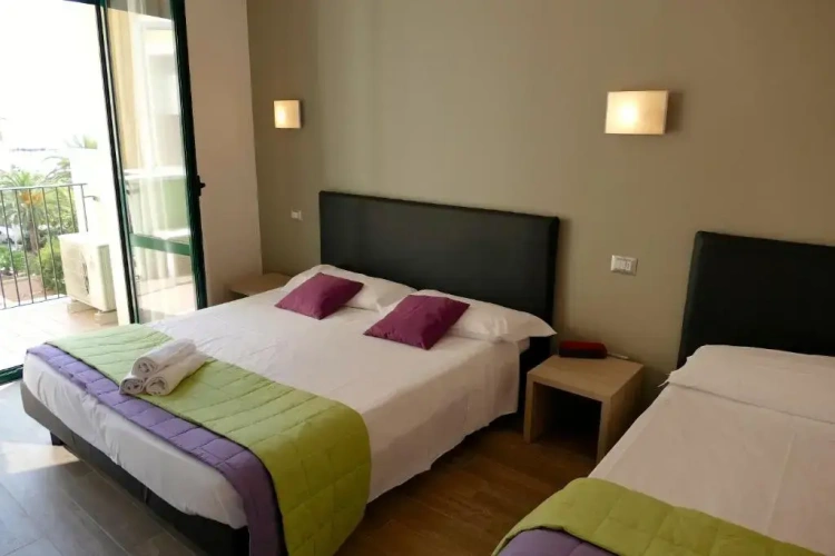 Standard Triple room with sea view