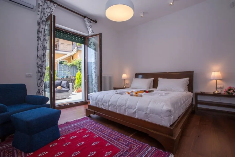 5 Bedrooms Apartment
