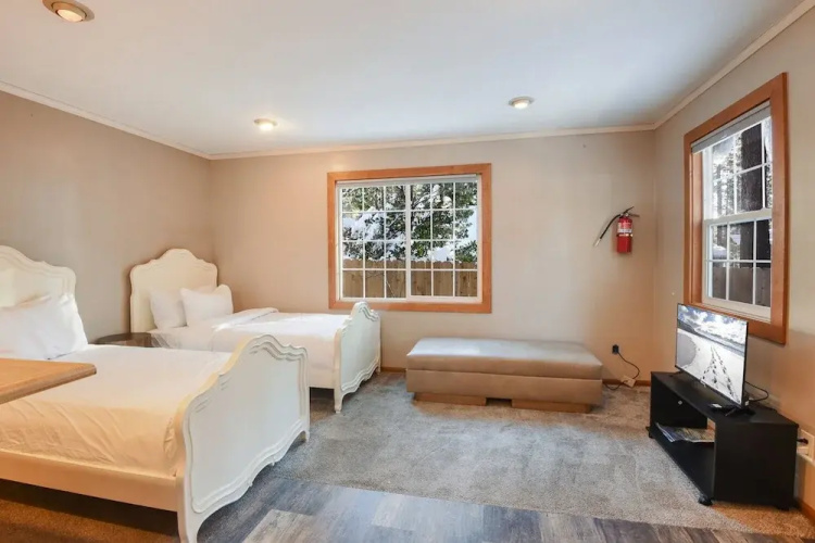 8689 Rainbow Studio