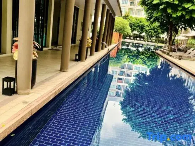 Studio Near Central Festival +Street Parking