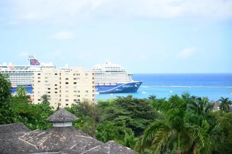 Experience Sea View at Apartment 78