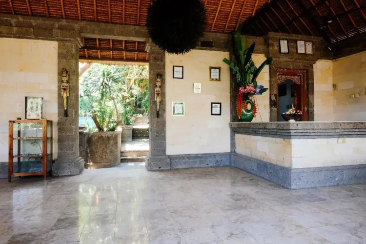 Ellies Hotel