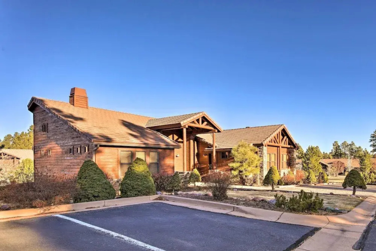 Hike & Explore: Cozy Show Low Gem w/ Fireplace!
