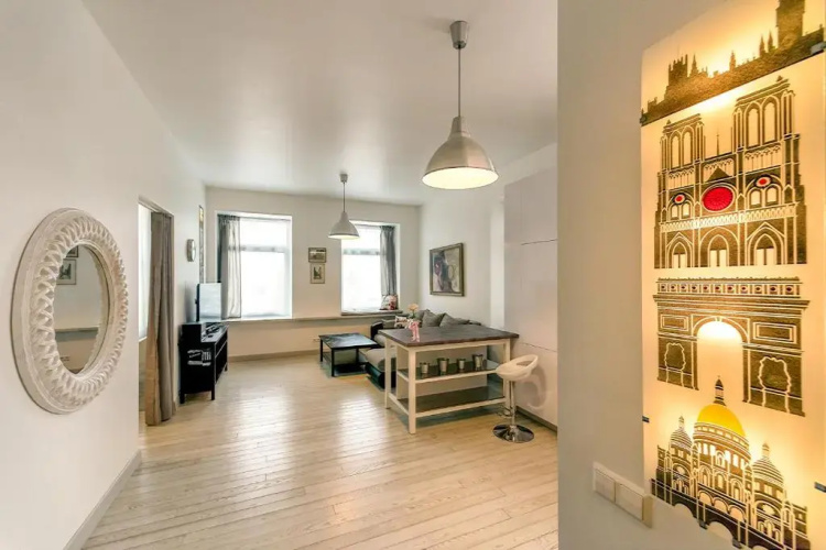 Vilnius apartment with stained glass