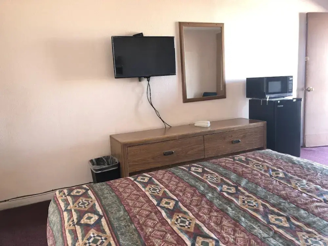 Deluxe Inn Motel