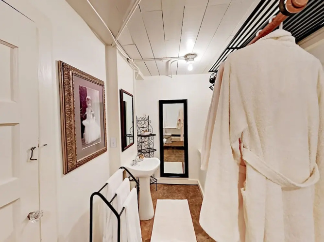 1Br Boutique Studio Historical by RedAwning
