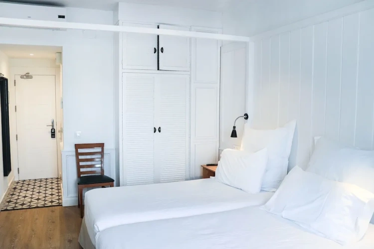 Standard Twin room with balcony and with partial sea view