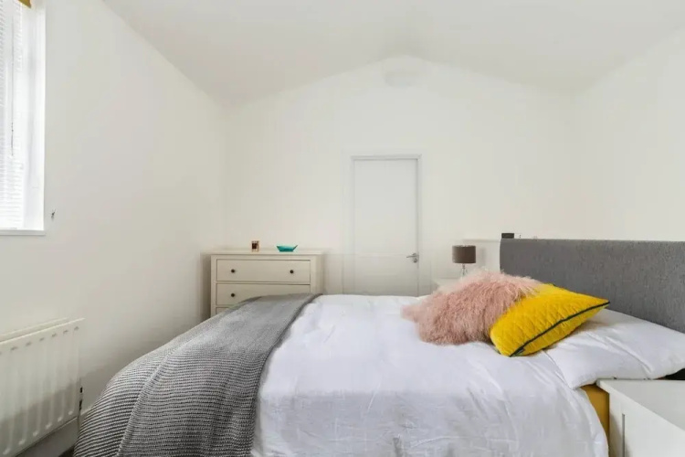 Bright and Modern 3 Floor Apartment in Central London