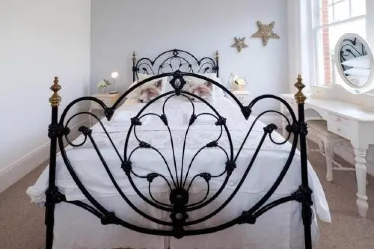 Bright & stylish 2 bed 1st floor apartment