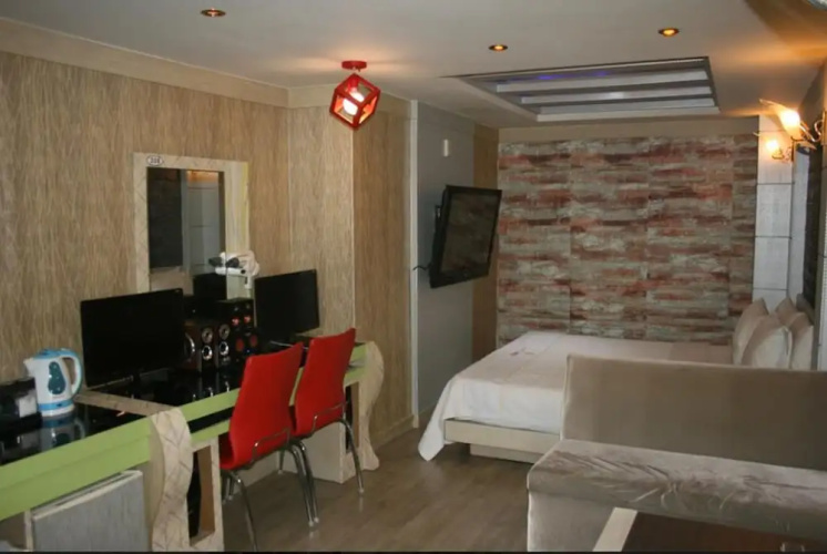 Renaissance Motel