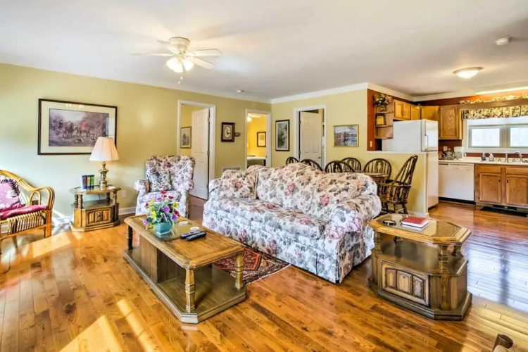 Damascus Apt w/ Views, Walk to Shops + Parks!
