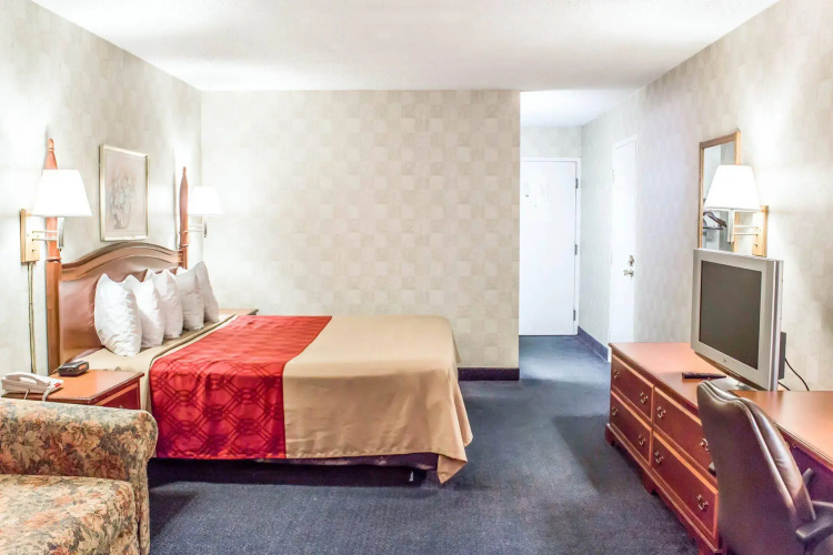Econo Lodge and Suites