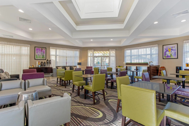 La Quinta Inn & Suites by Wyndham Orlando Airport North photo 29