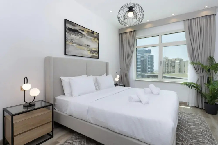 Luxe 1BR w Palm Skyline View Easy Mall Access