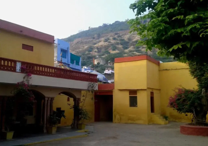 Daulat Niwas Hotel