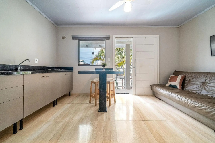021 - Lindo Residencial com Piscina e Jacuzzi em Bombas