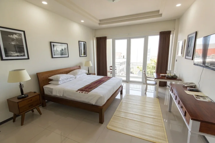 Comfort room with balcony
