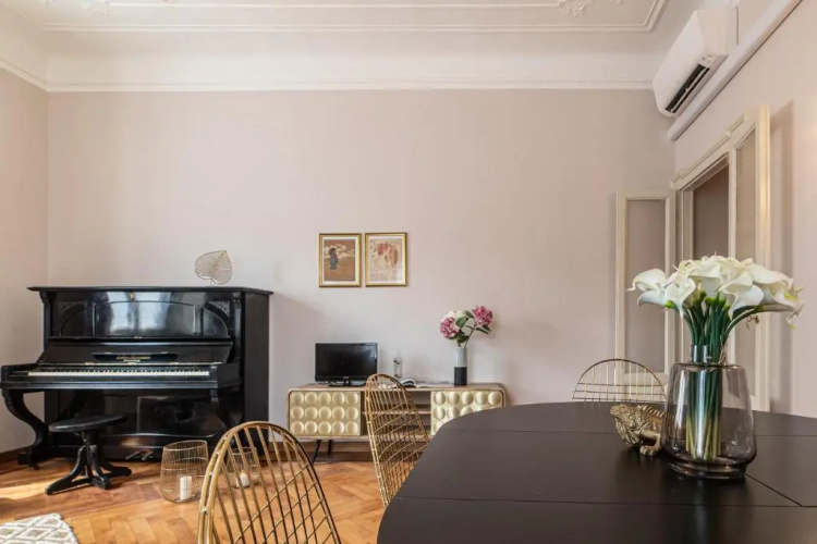 ALTIDO Sophisticated 3-bed flat with desk