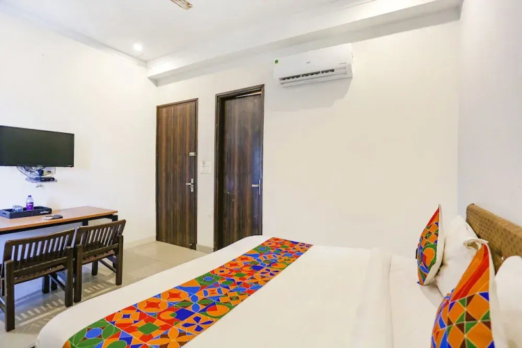 FabHotel Novel Suites