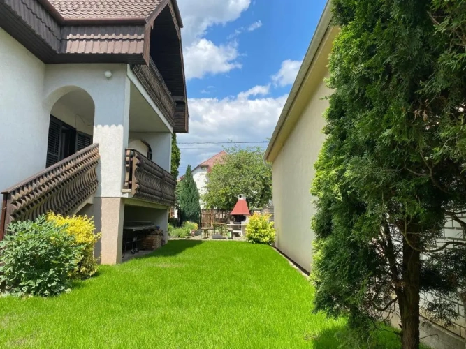 5 Bedrooms Cottage