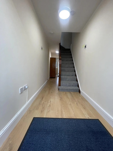 Spacious one Bedroom Apartment With Free Parking