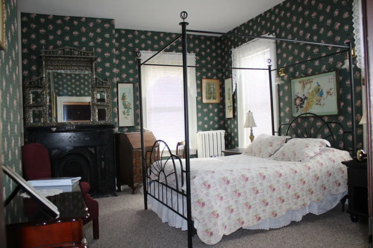 Carriage House Inn