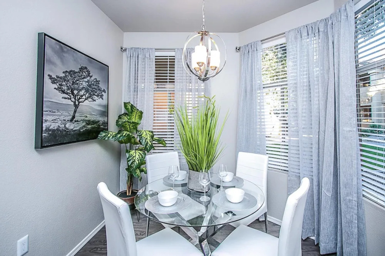 Executive King, Close to Shops, Dining, Golf w Parking 1064