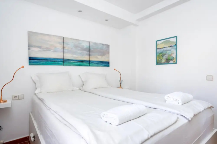 Beachside Apartment with Garden Ref 89