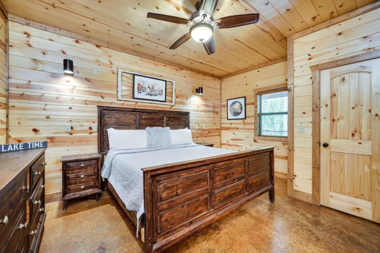 Hot Tub & Fire Pit at Broken Bow Cabin!