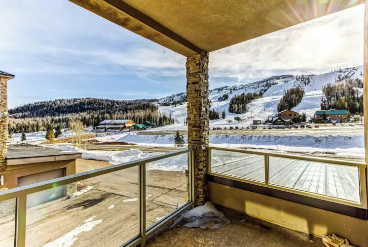Modern 1BR Mountain View Balcony Steps to Lift