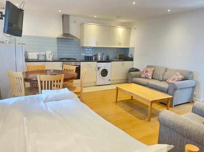 Spacious Two Double Bedrooms Flat, H 5