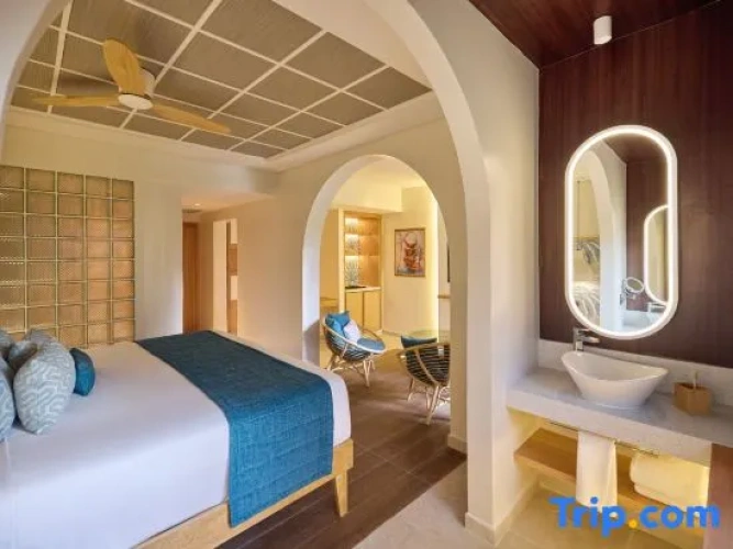 Deluxe Quadruple room with city view