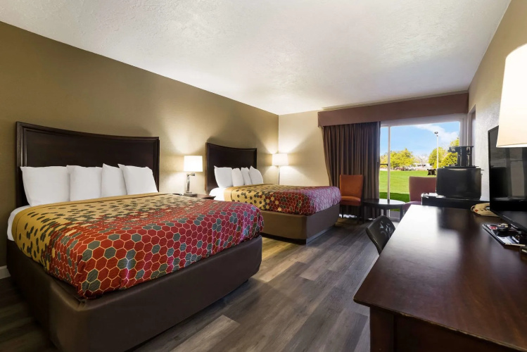 Perry Inn & Suites National Fairground I 75