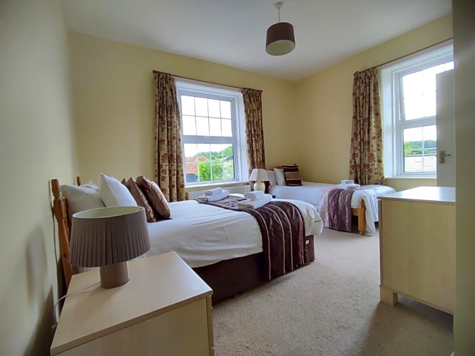 4 Bedrooms Cottage