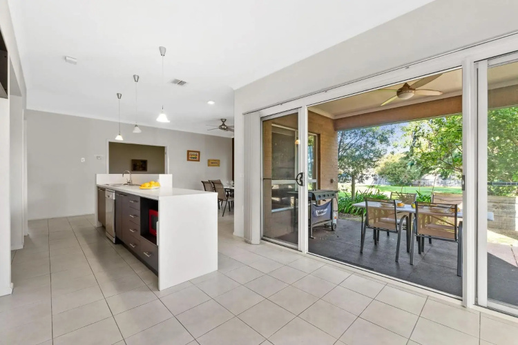 Modern Beachside 5 Bedrooms