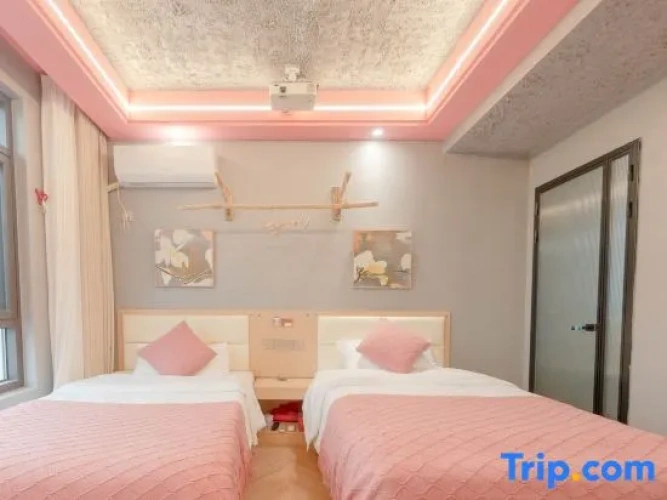 Standard Twin room with courtyard view