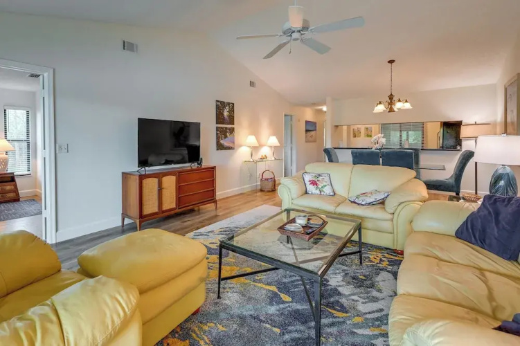 3 Mi to Beaches: Naples Condo w/ Pool Access!