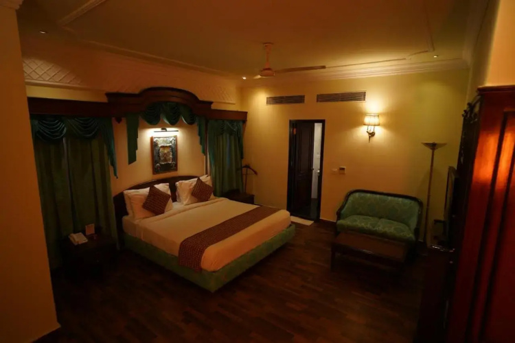 Hotel Arya - Unmarried Couples are not Allowed