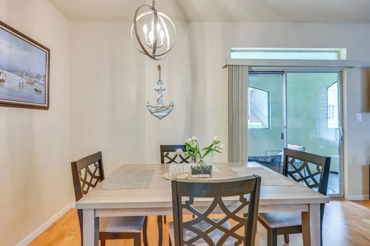 4 Mi to Clearwater Beach: Apt w/ Community Pool!