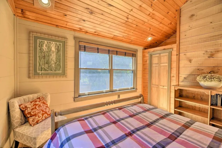 9 Mi to Sugar Mountain: Stunning Cabin w/ Views