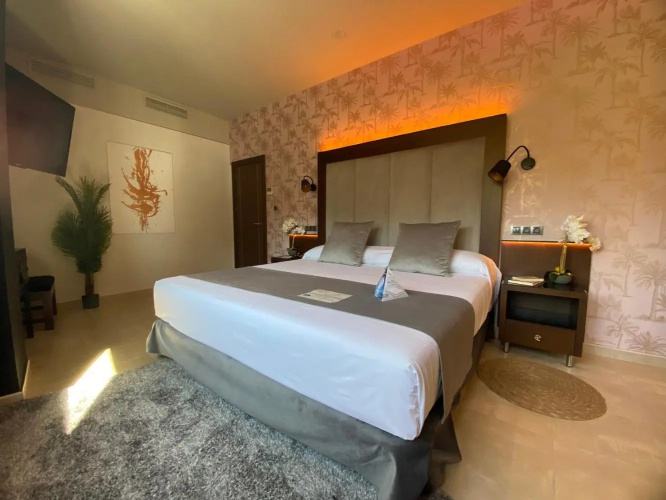 ON ALETA ROOM designed for adults photo 7