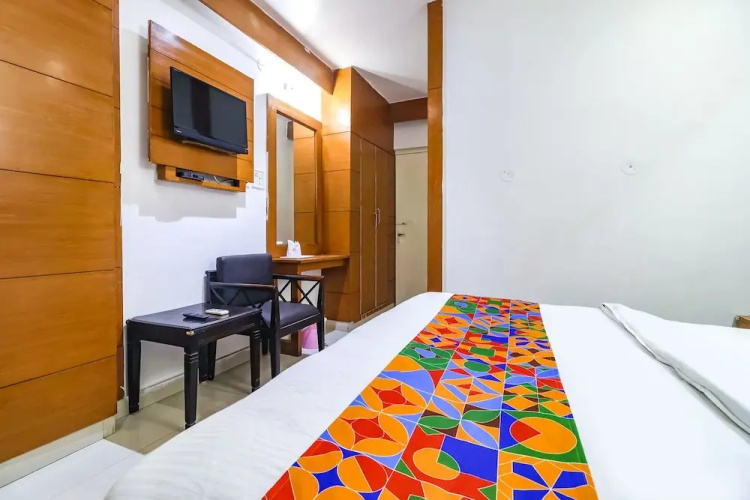 FabHotel Nand